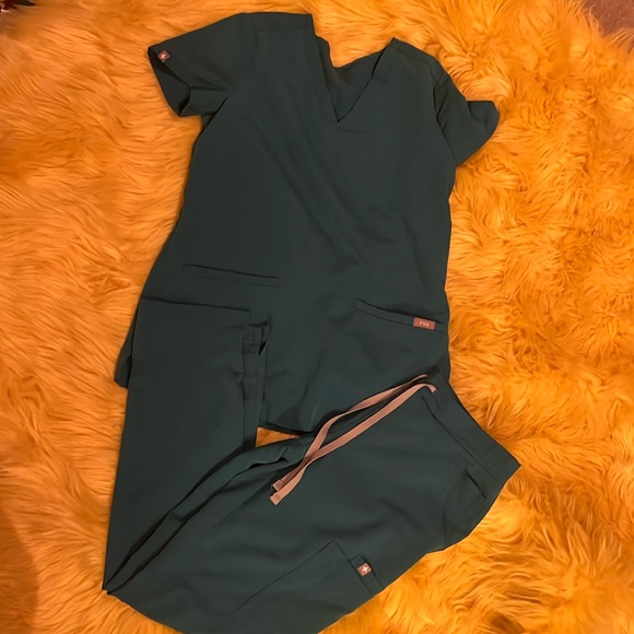 FIGS limited edition PACIFIC BLUE CASMA TOP & YOLA SCRUB BOTTOMS - Picture 3 of 7